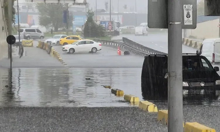 İstanbul'u Su Bastı, Yollar Göle Döndü, Metro Istasyonları Felç Oldu Sağanaktan Görüntüler 676867 (10)