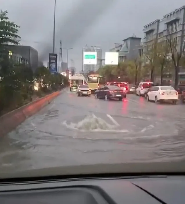 İstanbul'u Su Bastı, Yollar Göle Döndü, Metro Istasyonları Felç Oldu Sağanaktan Görüntüler 676867 (2)
