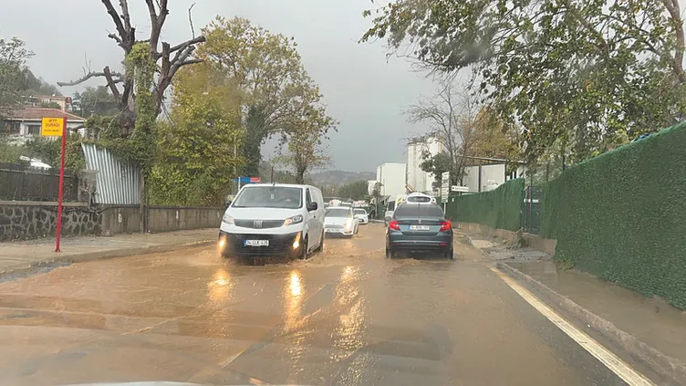İstanbul'u Su Bastı, Yollar Göle Döndü, Metro Istasyonları Felç Oldu Sağanaktan Görüntüler 676867 (5)
