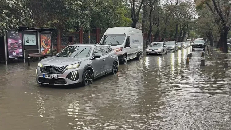 İstanbul'u Su Bastı, Yollar Göle Döndü, Metro Istasyonları Felç Oldu Sağanaktan Görüntüler 676867 (6)