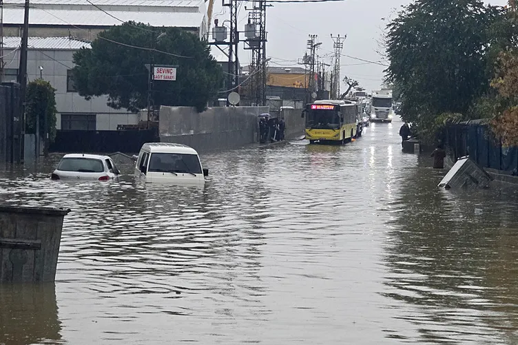 İstanbul'u Su Bastı, Yollar Göle Döndü, Metro Istasyonları Felç Oldu Sağanaktan Görüntüler 676867 (8)