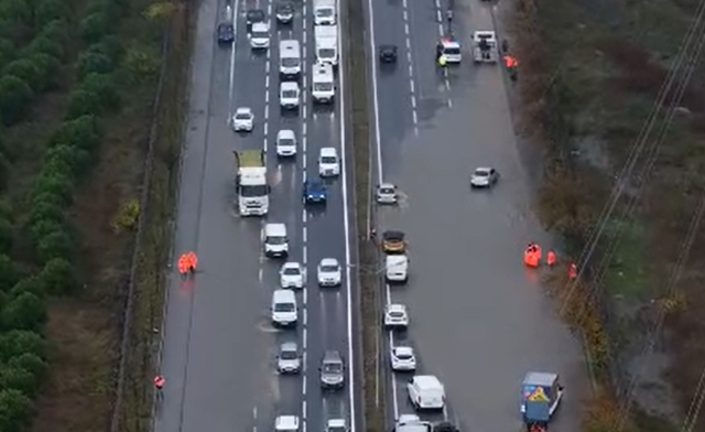 İstanbul'u Su Bastı, Yollar Göle Döndü, Metro Istasyonları Felç Oldu Sağanaktan Görüntüler (7)