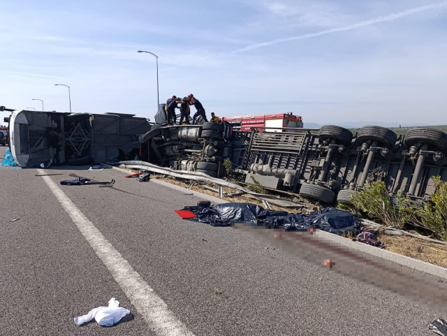Manisa'da Can Pazarı! Tır Ile Otobüs Çarpıştı, Ölü Ve Yaralılar Var-1