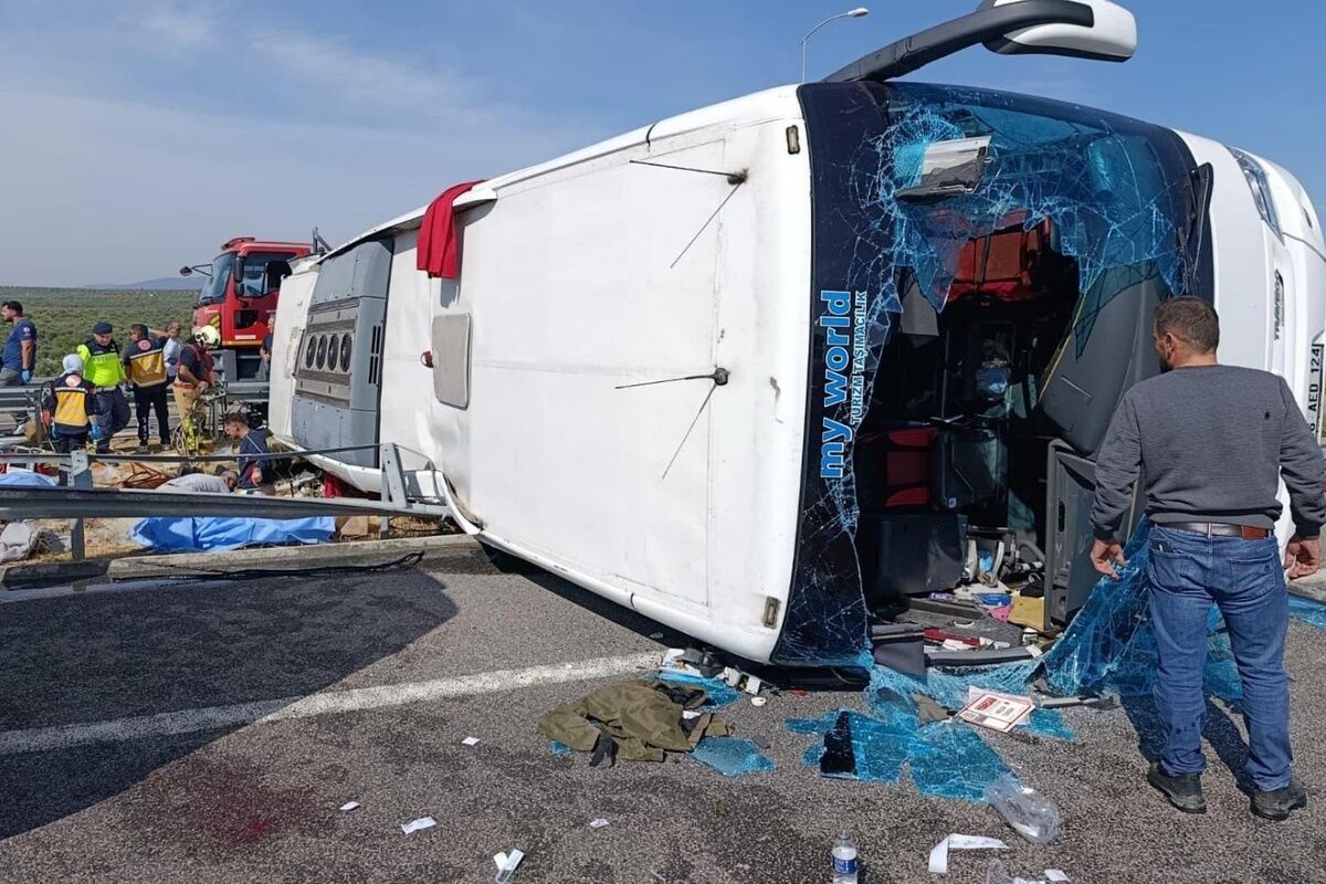 Manisa'da Can Pazarı! Tır Ile Otobüs Çarpıştı, Ölü Ve Yaralılar Var
