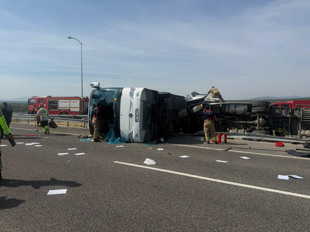 Manisa'da Tır Ile Otobüs Çarpıştı 11 Can Kaybı Var (1)-1