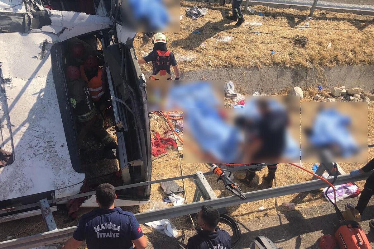 Manisa'da Tır Ile Otobüs Çarpıştı 11 Can Kaybı Var (1)