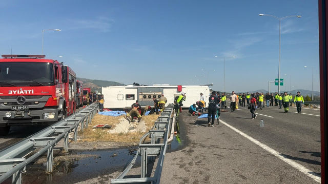 Manisa'da Tır Ile Otobüs Çarpıştı 11 Can Kaybı Var (2)
