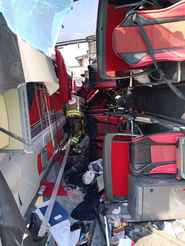 Manisa'da Tır Ile Otobüs Çarpıştı 11 Can Kaybı Var (3)