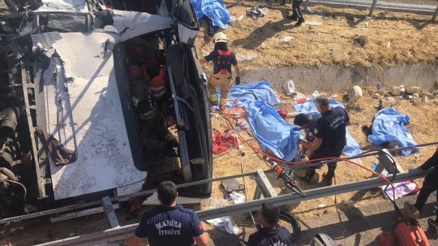 Manisa'da Tır Ile Otobüs Çarpıştı 11 Can Kaybı Var (4)