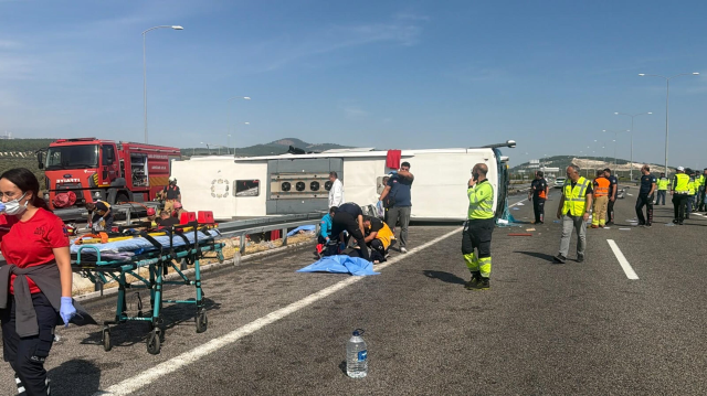 Manisa'da Tır Ile Otobüs Çarpıştı 11 Can Kaybı Var (5)