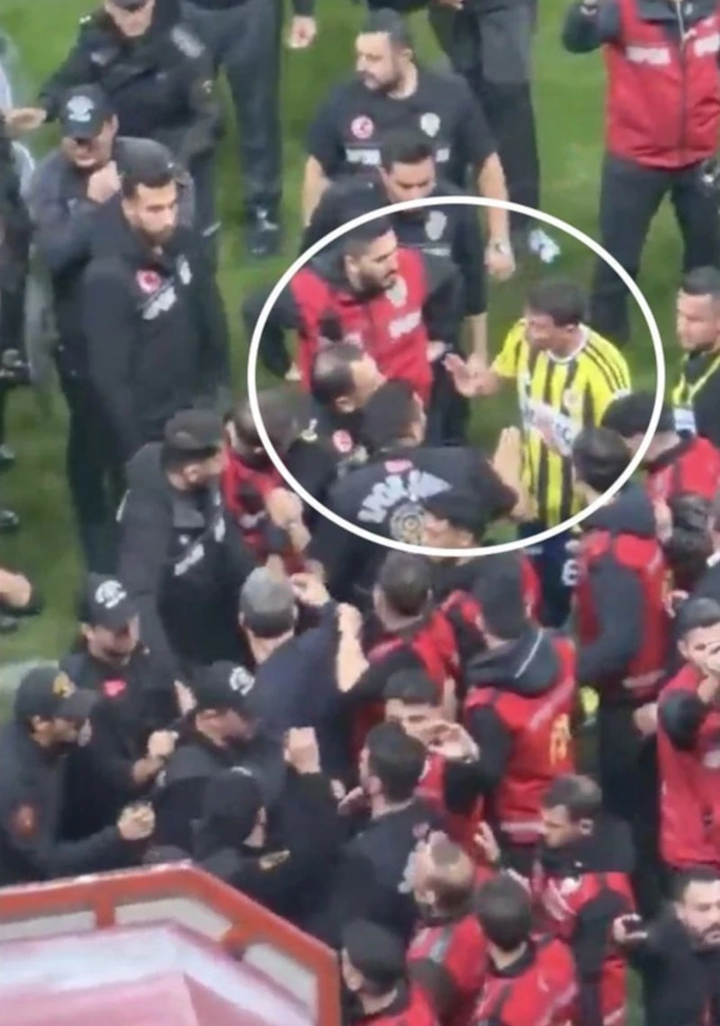 Mert Hakan Yandaş'tan Derbi Sonrası Tepki Çeken Hareket! Polis Memurunu Itti, Tartışma Çıktı (1)