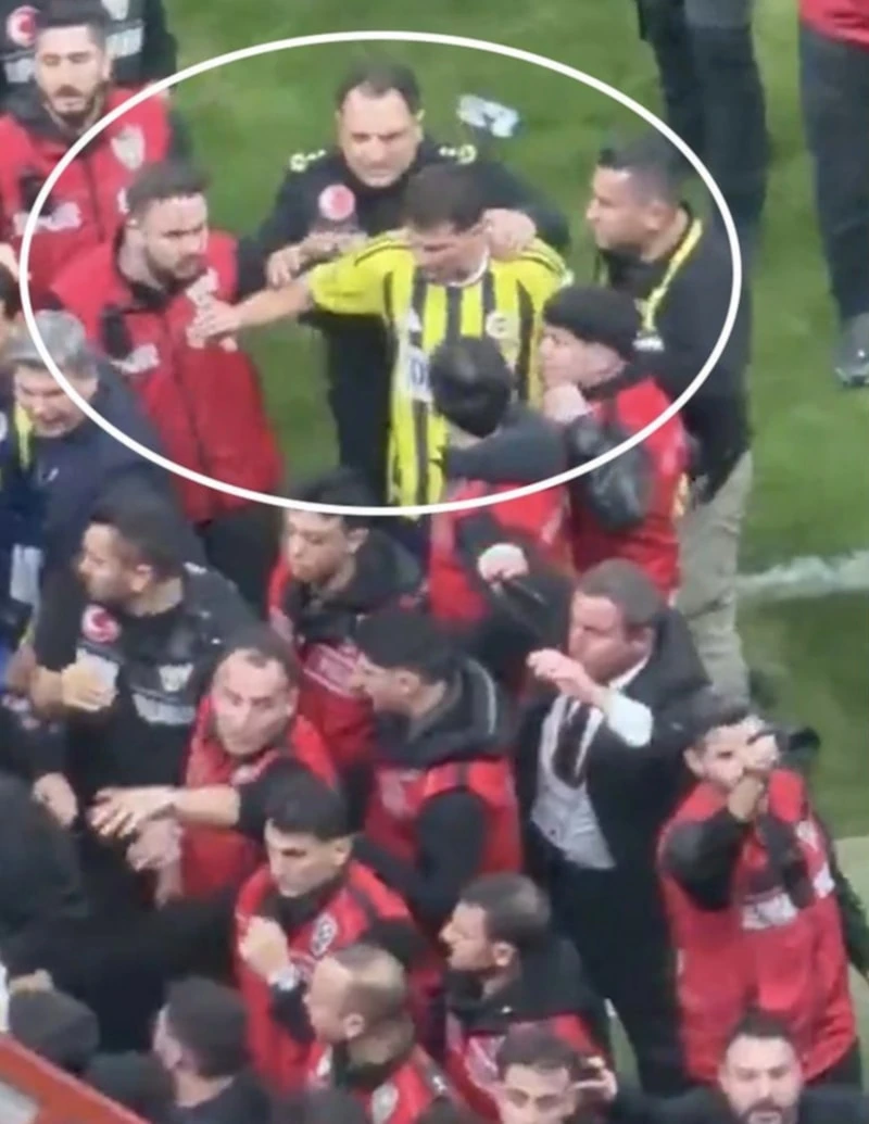 Mert Hakan Yandaş'tan Derbi Sonrası Tepki Çeken Hareket! Polis Memurunu Itti, Tartışma Çıktı (2)