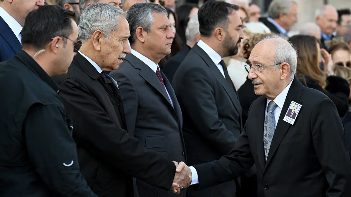 Özgür Özel Ve Kemal Kılıçdaroğlu'nun Tokalaşması Dikkat Çekti Yüzüne Bile Bakmadı (3)