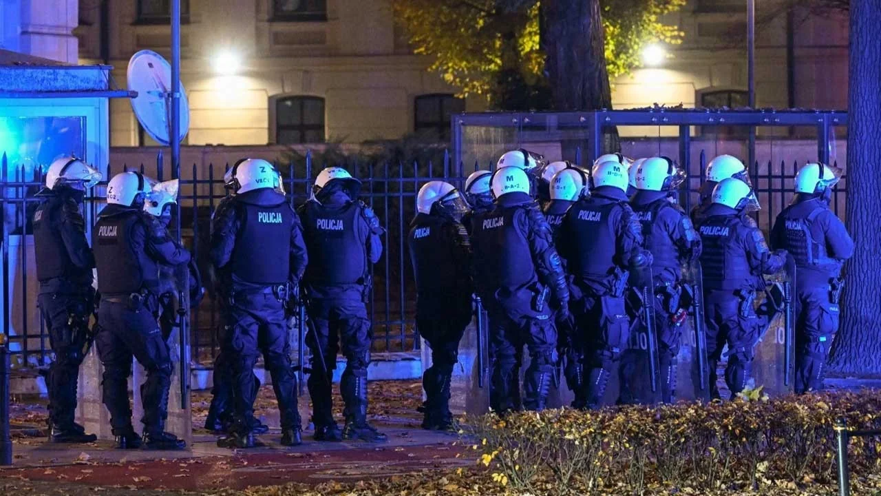 Polonya'da Karıştı Polis Anayasa Mahkemesi'ni Bastı (3)