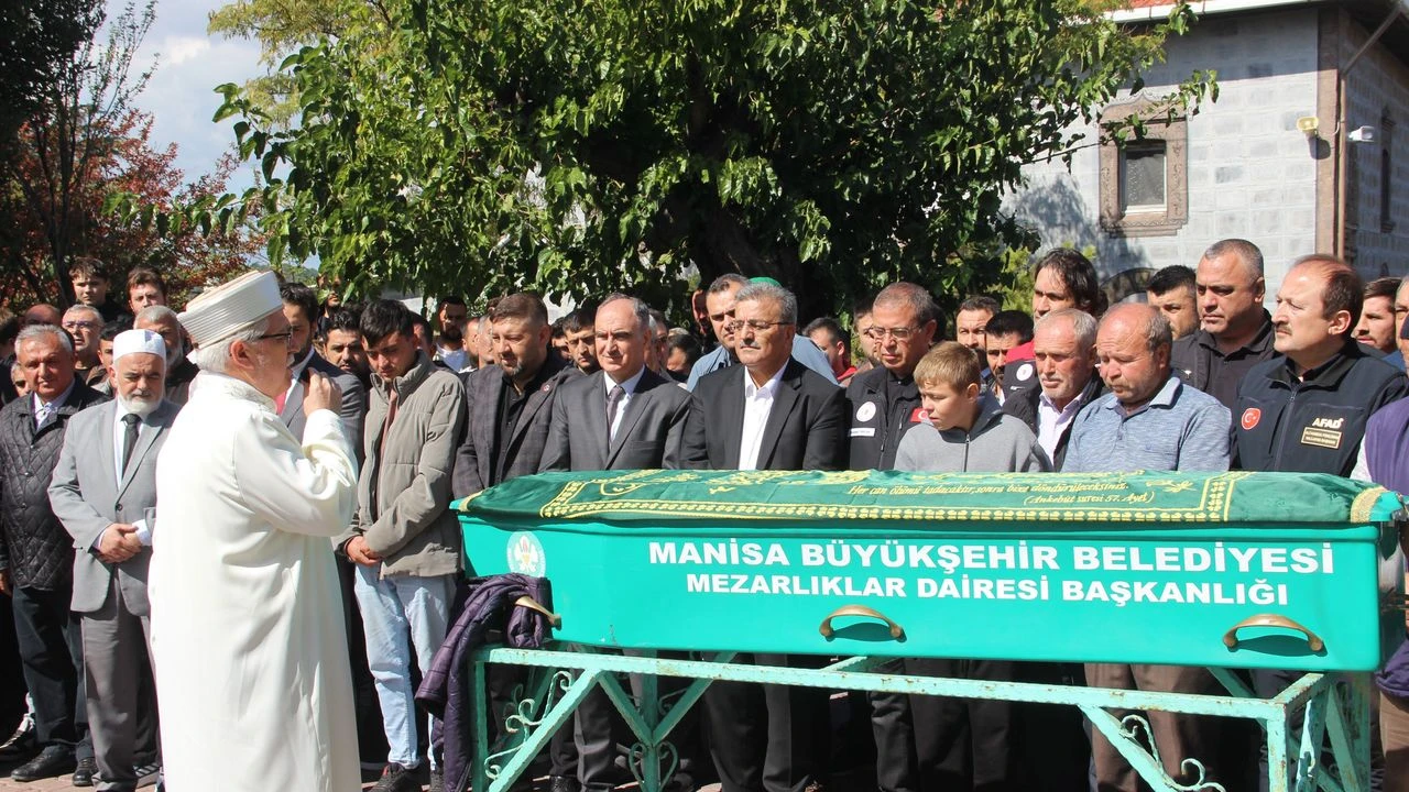 Soma'da Yürek Yakan Veda 13 Yaşındaki Yaşar'ın Gözyaşları Türkiye'yi Ağlattı