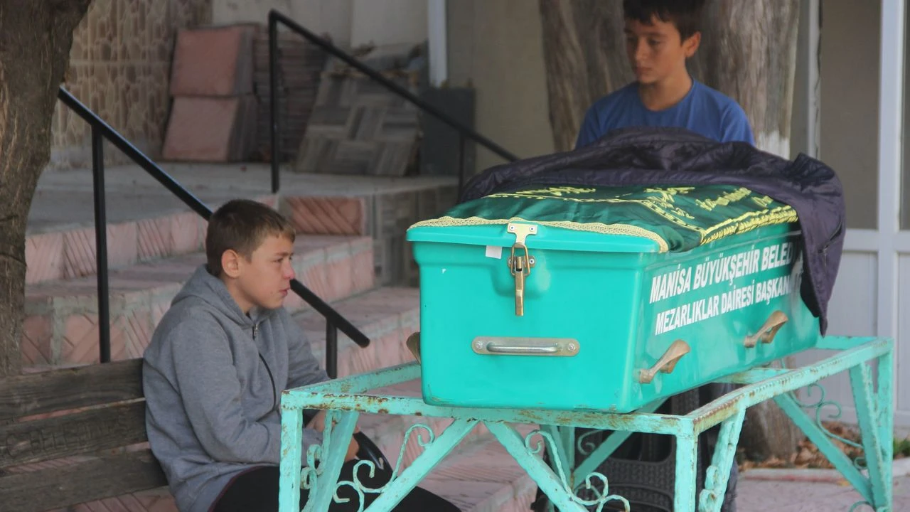 Soma'da Yürek Yakan Veda 13 Yaşındaki Yaşar'ın Gözyaşları Türkiye'yi Ağlattıh
