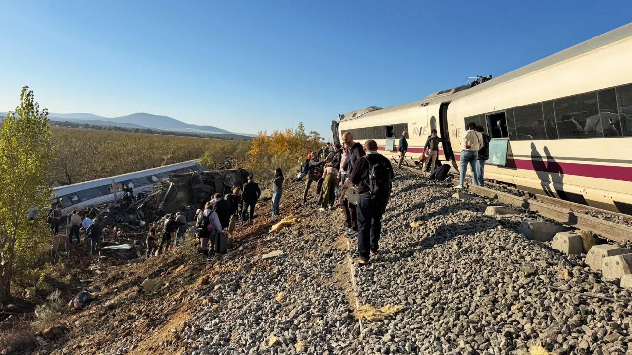 İspanya'da tren faciası: 68 kişinin ölümünde telsiz şüphesi