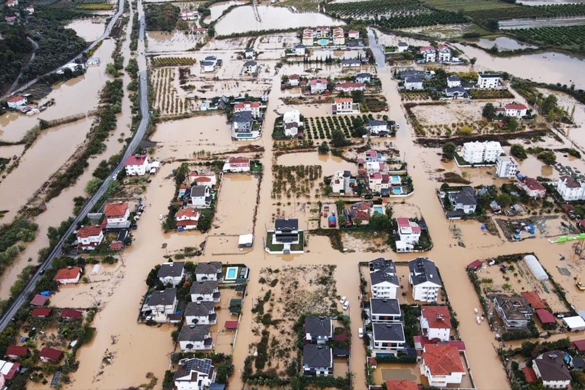 Türkiye'nin Tatil Merkezinde Felaket Yaşanıyor Sel Ve Heyelan Vurdu, Yollar Göle Döndü (2)