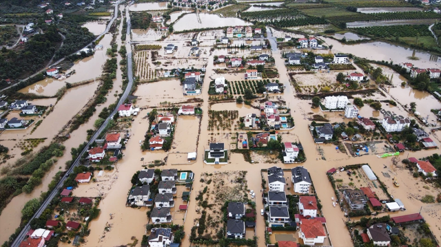 Türkiye'nin Tatil Merkezinde Felaket Yaşanıyor Sel Ve Heyelan Vurdu, Yollar Göle Döndü (3)