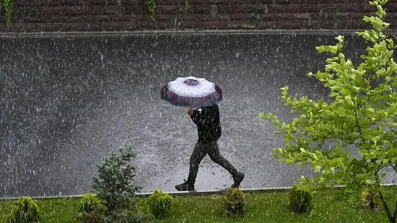 İstanbul için cuma uyarısı! Orhan Şen saat verdi.. Sağanak yağış kapıda