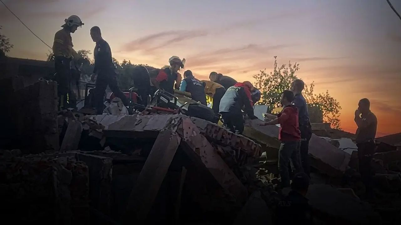 Zonguldak'ta 3 katlı bina çöktü: Enkaz altında can pazarı